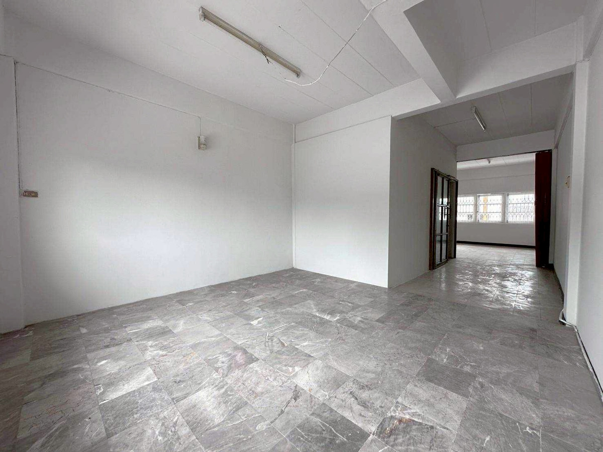 For SaleShop HouseBang kae, Phetkasem : Shophouse/commercial building for sale, 3 floors Soi Phetkasem 18/1, near MRT Bang Phai, MRT Tha Phra, very good location, only 20 meters from the main road.