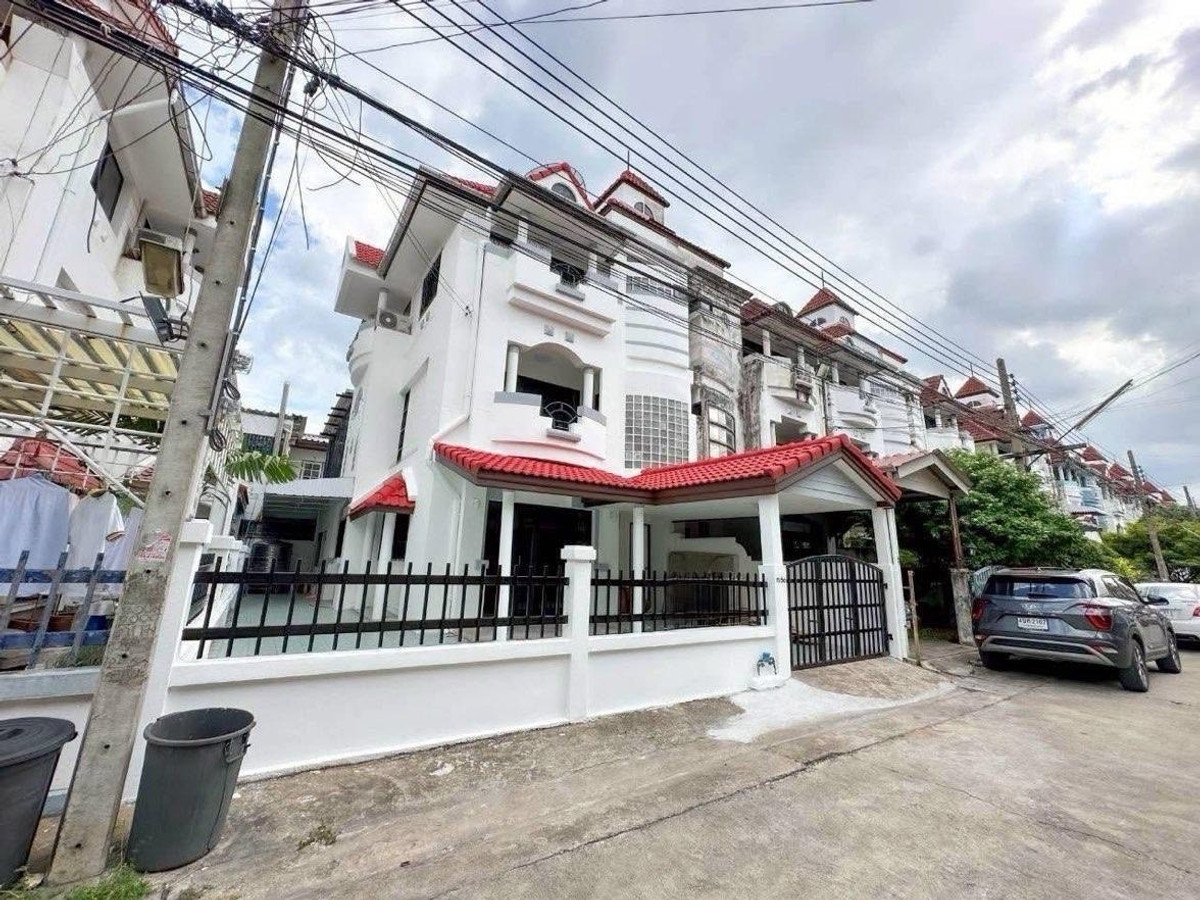 For RentTownhomeOnnut, Udomsuk : 4-story twin house @Home Avenue Village 🏡 House ready to move in 👍 (5 bedrooms, 5 bathrooms)🐶 Pet Friendly 🐈 Pets allowed.