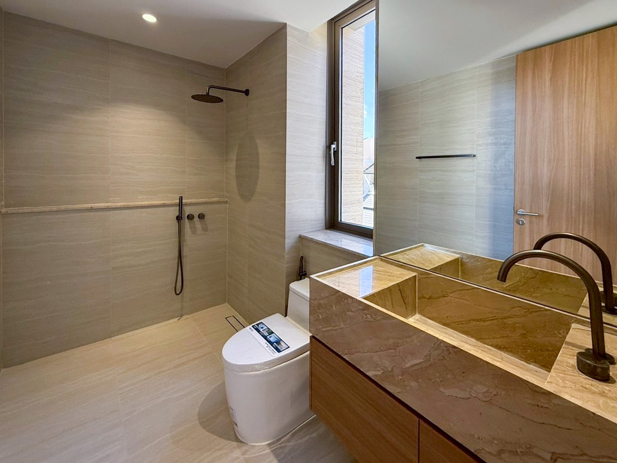 For SaleTownhomeSukhumvit, Asoke, Thonglor : ✨ Townhome / Home Office Luxury | Pridi 14 (Sukhumvit 71) ✨ Premium space Near Ekkamai-Thonglor Just a few minutes Suitable for both living and making a home office in the heart of the city.