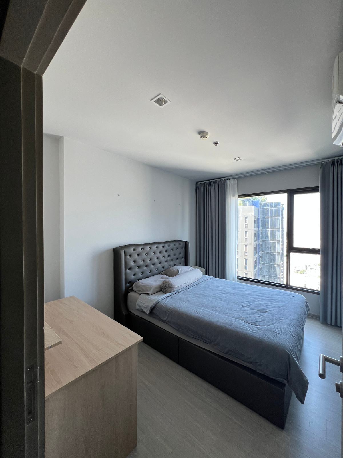 For RentCondoRama9, Petchburi, RCA : High-Floor 1BR at Life Asoke-Rama 9 | 32sqm | Floor 39 | Stunning Views | 22,000 THB