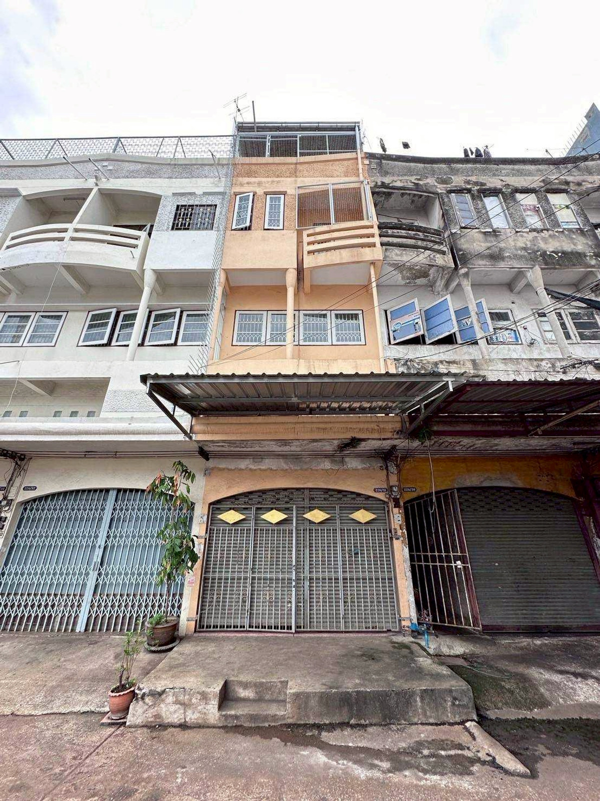 For SaleShop HouseBang kae, Phetkasem : Shophouse/commercial building for sale, 3 floors Soi Phetkasem 18/1, near MRT Bang Phai, MRT Tha Phra, very good location, only 20 meters from the main road.