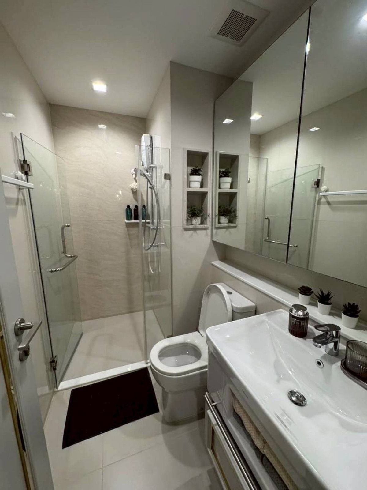 ให้เช่าคอนโดลาดพร้าว เซ็นทรัลลาดพร้าว : ✅ LVY129 ✅ Line : @p2nproperty