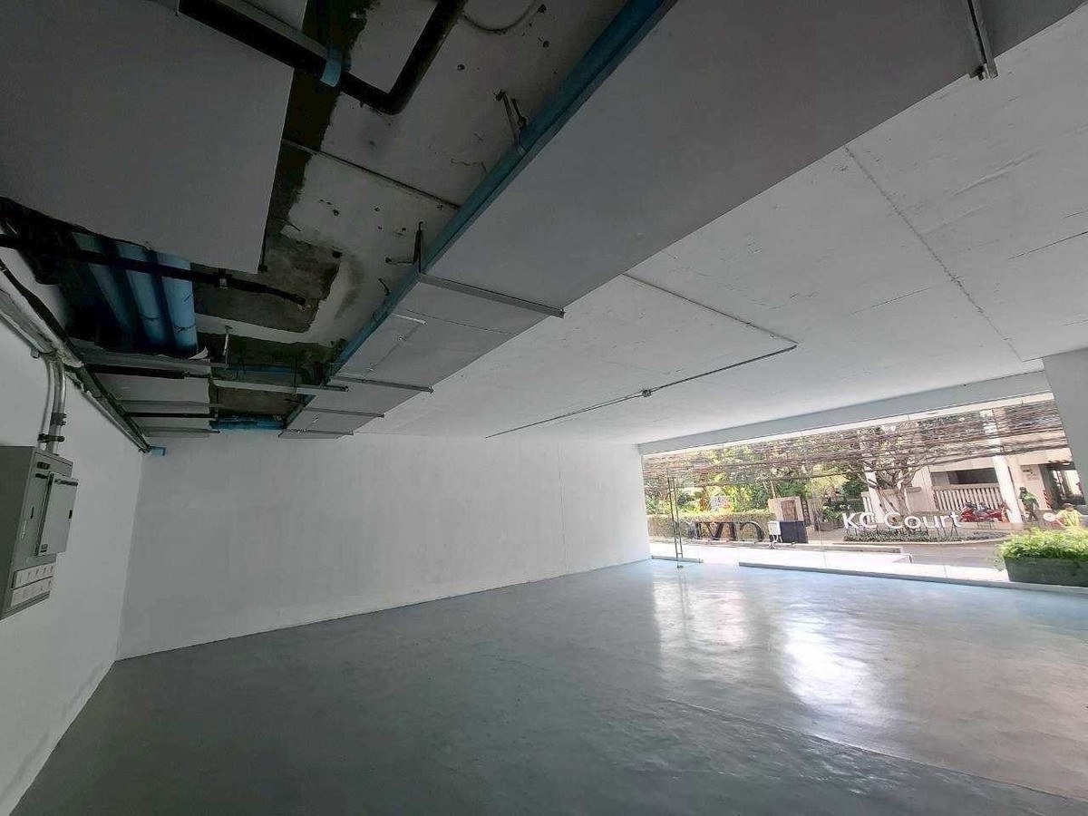 For RentRetail SpaceSukhumvit, Asoke, Thonglor : Space for rent for doing business, 80 square meters @ Thonglor Sukhumvit 55, Floor G, has parking.