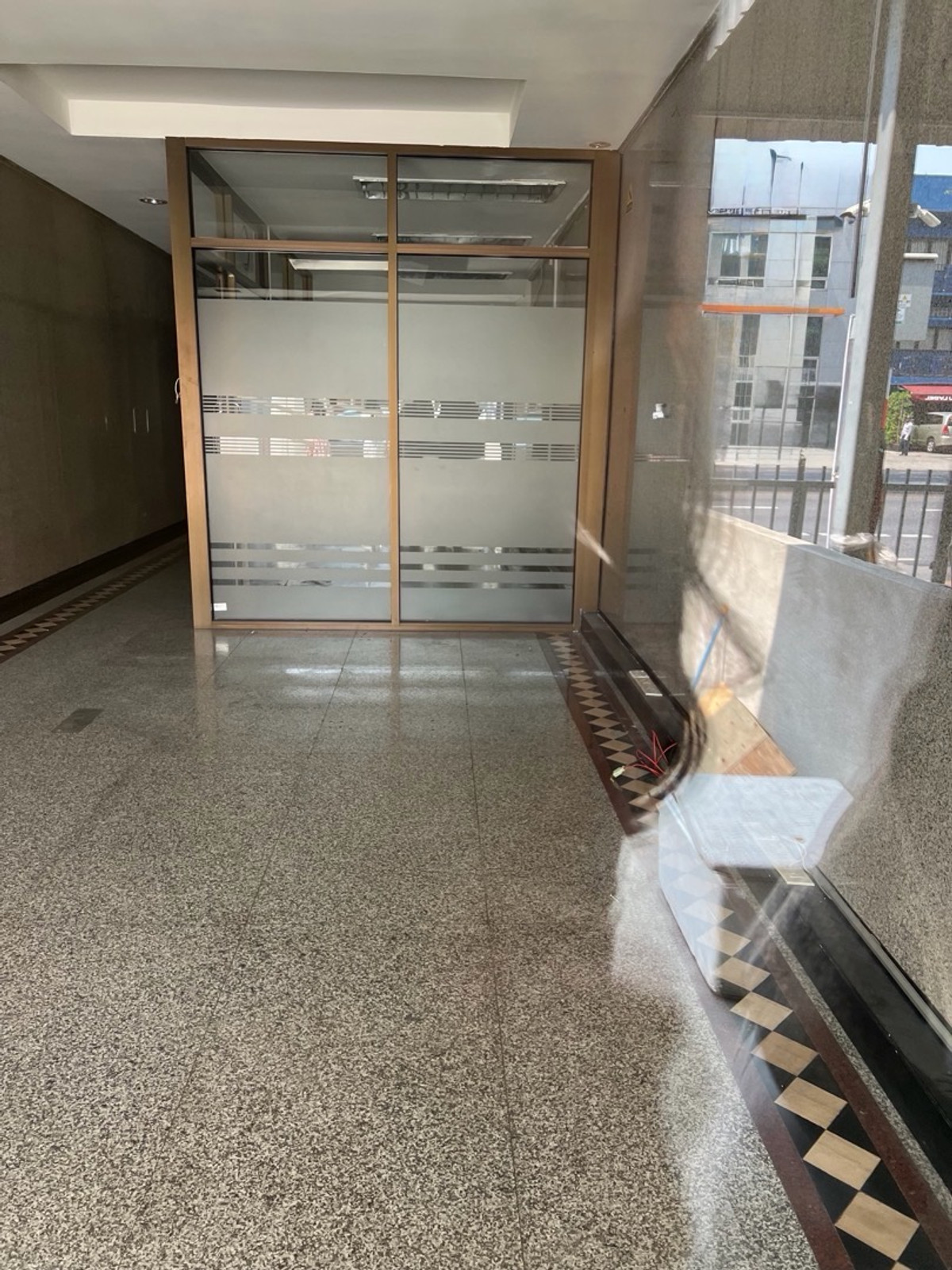 ให้เช่าอาคารพาณิชย์อารีย์ อนุสาวรีย์ : ให้เช่าอาคารพาณิชย์ 2 คูหา ติดถนนพหลโยธิน ทำเลสนามเป้า พื้นที่ใหญ่ จอดรถหน้าอาคารได้