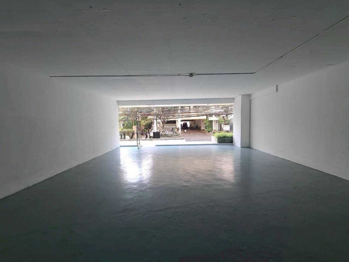 For RentRetail SpaceSukhumvit, Asoke, Thonglor : Space for rent for doing business, 80 square meters @ Thonglor Sukhumvit 55, Floor G, has parking.