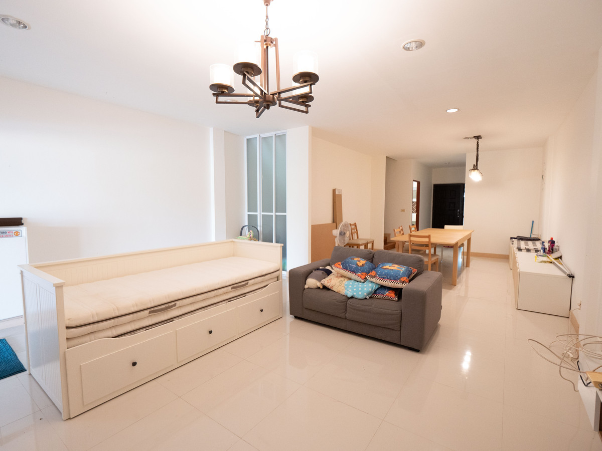 ขายทาวน์โฮมนครพนม : #ขายบ้านริมแม่น้ำโขง #เมืองนครพนม ทำเลดีมากๆ สวยสภาพดี 95% ขายถูก พร้อมอยู่ได้เลย 100 เมตร ถึงริมโขง  #ขายทาวน์เฮาส์ริมโขง 2 ชั้น ขนาด 34.9 ตรว. พื้นที่ใช้สอยรวม 200 ตรม. 2 นอน 2 น้ำ 1 ครัว 2 ที่จอดรถ 