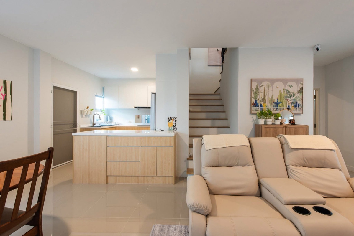 For RentSamut Prakan,Samrong : Semi-detached house for rent, lots of space, fully furnished, has a Home Automation system, highly convenient, near Mega Bangna mall, Grand Pleno Mega Bangna Village, ready to move in ✨