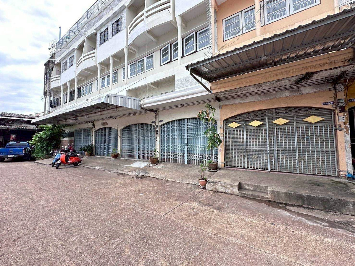 For SaleShop HouseBang kae, Phetkasem : Shophouse/commercial building for sale, 3 floors Soi Phetkasem 18/1, near MRT Bang Phai, MRT Tha Phra, very good location, only 20 meters from the main road.