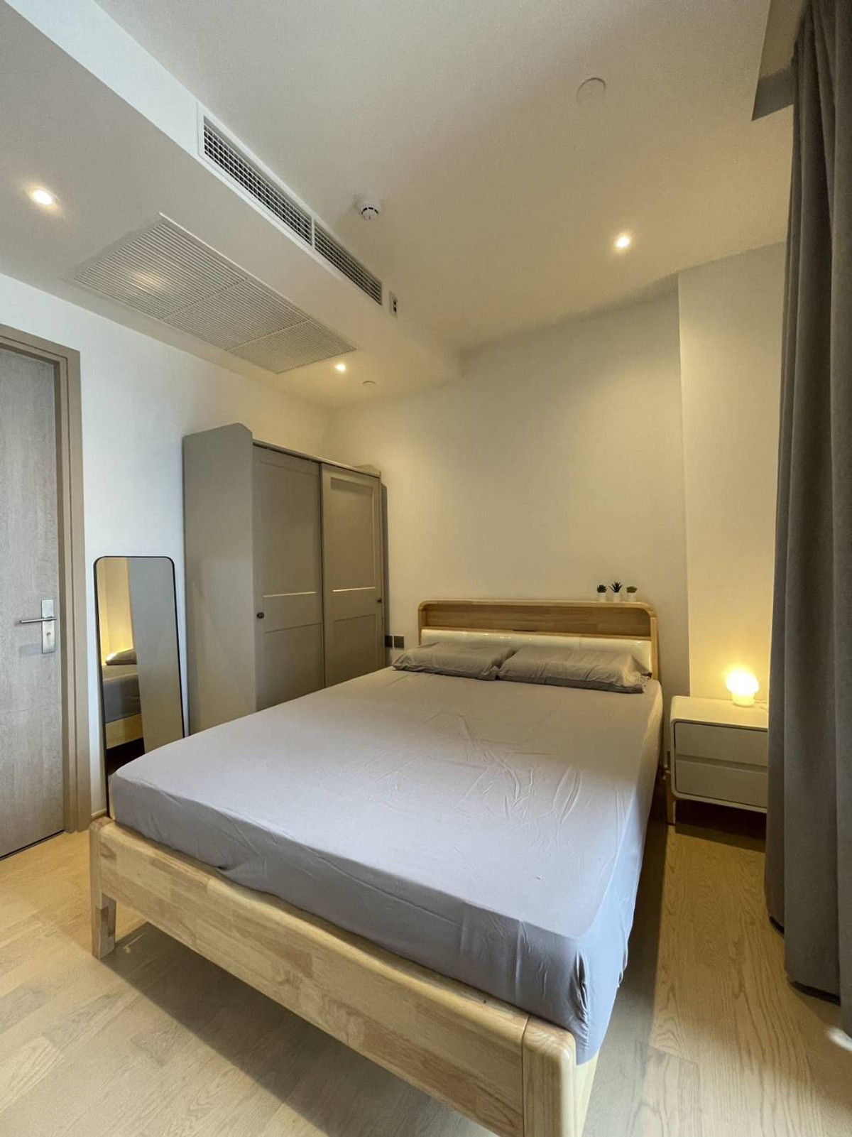 ให้เช่าคอนโดพระราม 9 เพชรบุรีตัดใหม่ RCA : Ashton Asoke-Rama 9 Condo for RENT  ** Ashton Asoke - Rama 9  ห้องกว้าง 35 ตรม. 1 นอน 1 น้ำ พร้อมอยู่@ 28,000 บาท โทรด่วน 096-2615656  ห้องกว้าง 35 ตรม. 1 นอน 1 น้ำ เฟอร์ครบ พร้อมอยู่    Location : Rama 9   Selling Price : 28,000 Baht  Condominium near MR