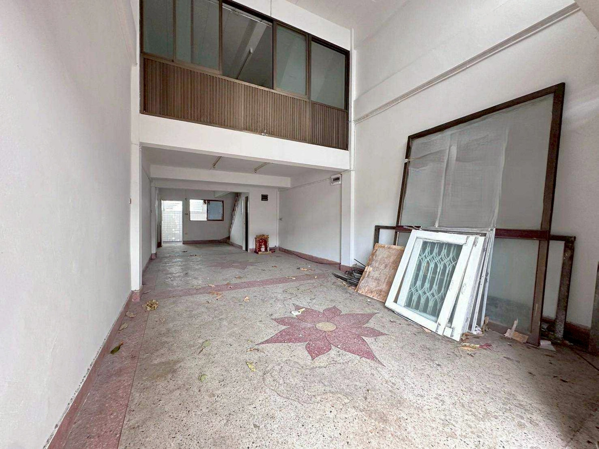 For SaleShop HouseBang kae, Phetkasem : Shophouse/commercial building for sale, 3 floors Soi Phetkasem 18/1, near MRT Bang Phai, MRT Tha Phra, very good location, only 20 meters from the main road.