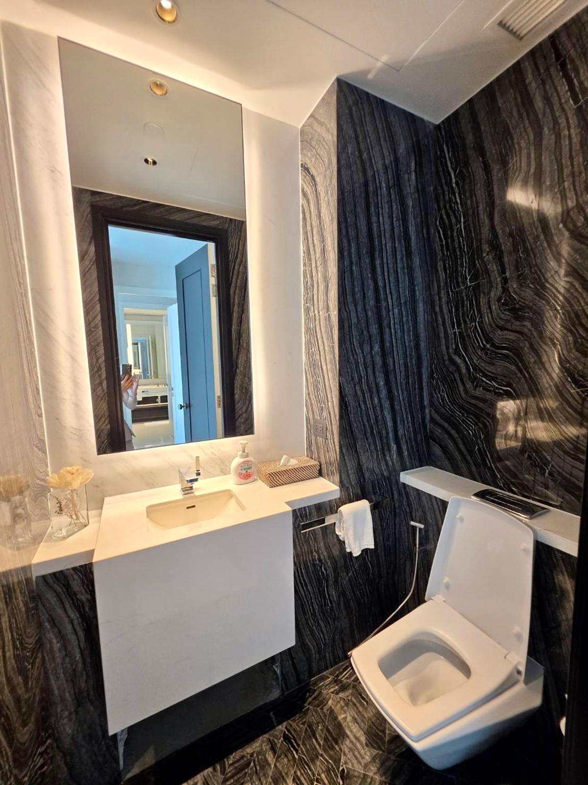 ให้เช่าคอนโดสาทร นราธิวาส : Four Season Private Residences: 2bed 3bath 123sqm 4XFl 260,000/mth Am: 0656199198