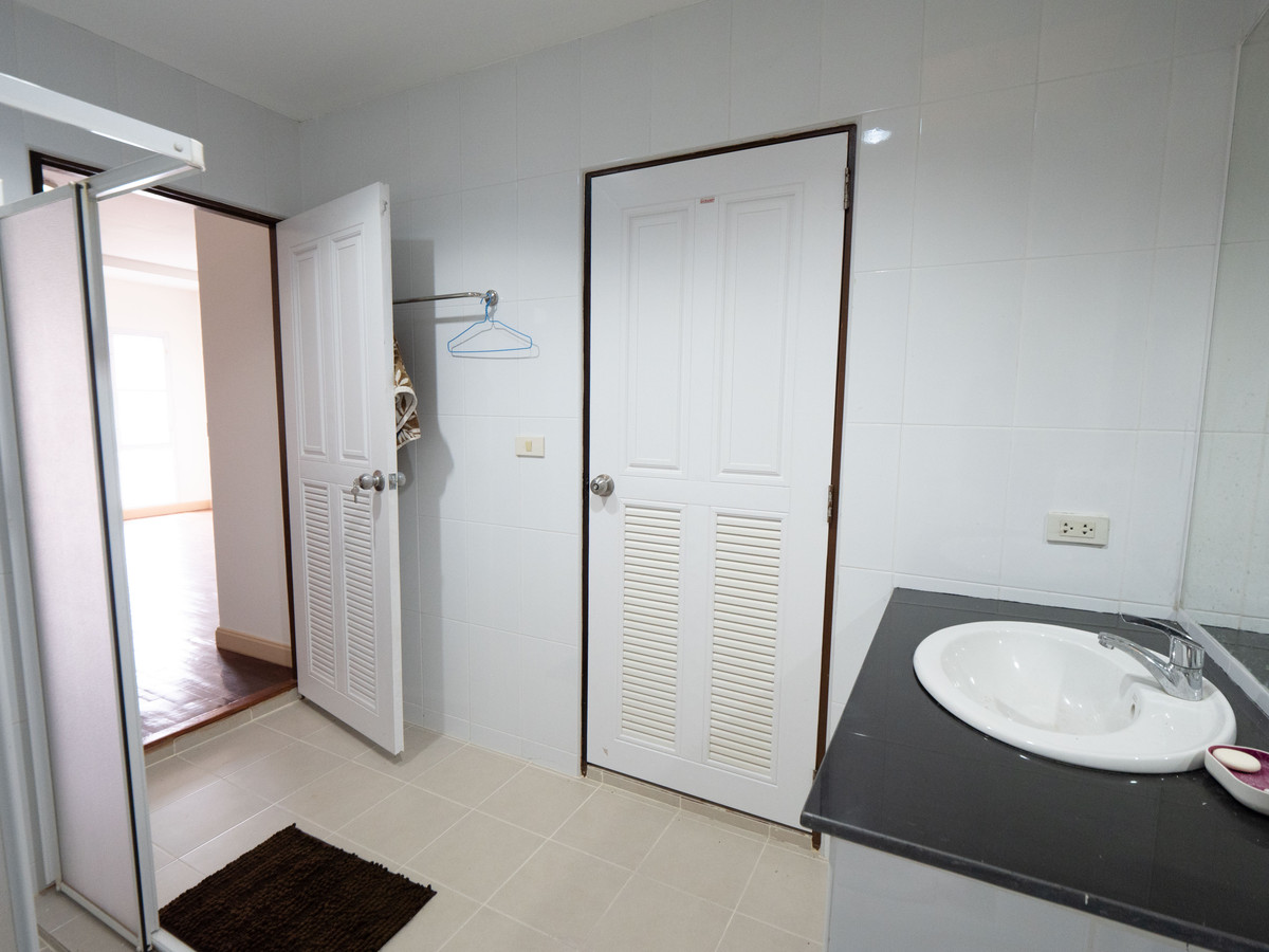 ขายทาวน์โฮมนครพนม : #ขายบ้านริมแม่น้ำโขง #เมืองนครพนม ทำเลดีมากๆ สวยสภาพดี 95% ขายถูก พร้อมอยู่ได้เลย 100 เมตร ถึงริมโขง  #ขายทาวน์เฮาส์ริมโขง 2 ชั้น ขนาด 34.9 ตรว. พื้นที่ใช้สอยรวม 200 ตรม. 2 นอน 2 น้ำ 1 ครัว 2 ที่จอดรถ 