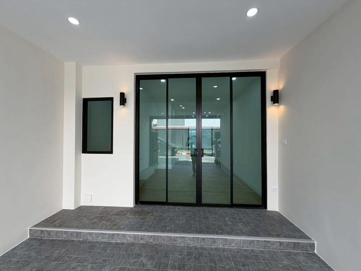 ขายทาวน์โฮมนวมินทร์ รามอินทรา : ทาวน์โฮม 3 ชั้น โครงการซิกเนเจอร์ วัชรพล (Sixnature Watcharapol) ขนาด 17 ตารางวา 3 ห้องนอน แขวงท่าแร้ง เขตบางเขน กรุงเทพมหานคร