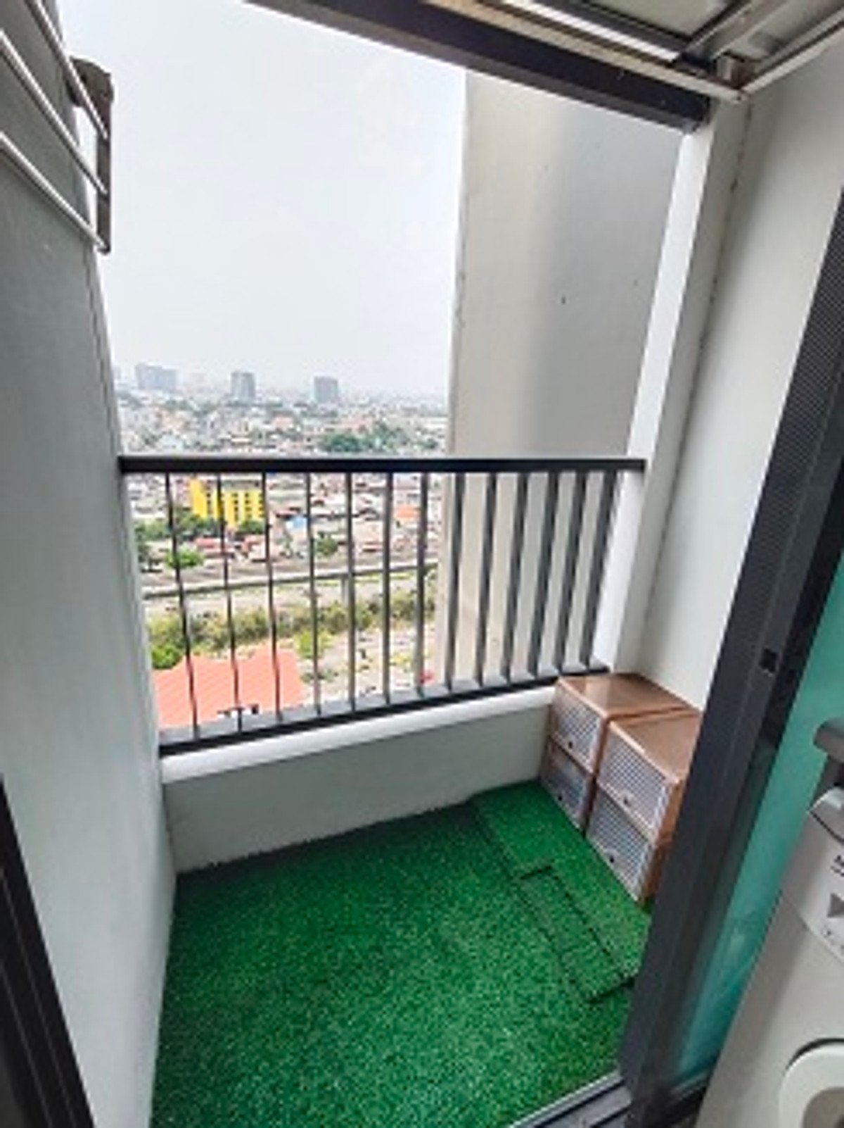 For RentCondoThaphra, Talat Phlu, Wutthakat : Condo for rent, Ideo Sathorn Thapra (Ideo Sathorn Thapra), next to BTS Pho Nimit, with furniture + washing machine, only 9,000 baht.