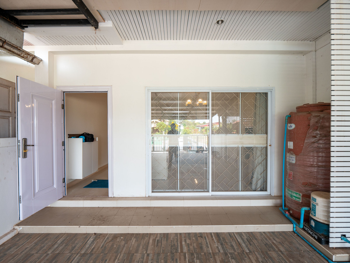 ขายทาวน์โฮมนครพนม : #ขายบ้านริมแม่น้ำโขง #เมืองนครพนม ทำเลดีมากๆ สวยสภาพดี 95% ขายถูก พร้อมอยู่ได้เลย 100 เมตร ถึงริมโขง  #ขายทาวน์เฮาส์ริมโขง 2 ชั้น ขนาด 34.9 ตรว. พื้นที่ใช้สอยรวม 200 ตรม. 2 นอน 2 น้ำ 1 ครัว 2 ที่จอดรถ 