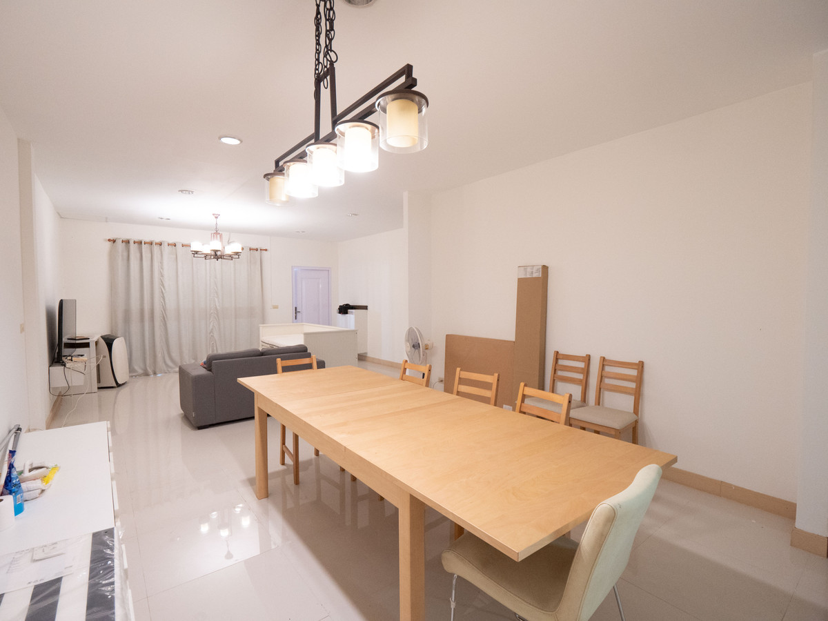 ขายทาวน์โฮมนครพนม : #ขายบ้านริมแม่น้ำโขง #เมืองนครพนม ทำเลดีมากๆ สวยสภาพดี 95% ขายถูก พร้อมอยู่ได้เลย 100 เมตร ถึงริมโขง  #ขายทาวน์เฮาส์ริมโขง 2 ชั้น ขนาด 34.9 ตรว. พื้นที่ใช้สอยรวม 200 ตรม. 2 นอน 2 น้ำ 1 ครัว 2 ที่จอดรถ 