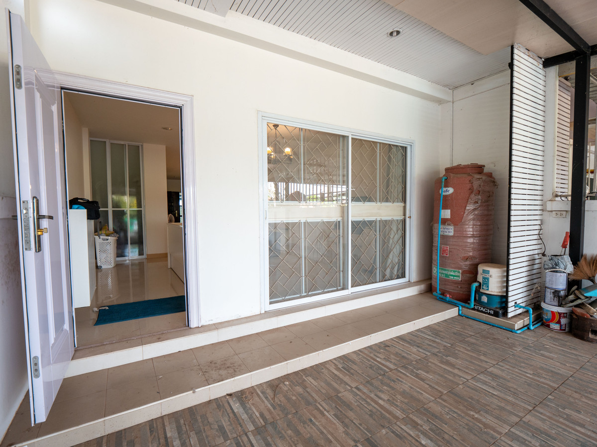 ขายทาวน์โฮมนครพนม : #ขายบ้านริมแม่น้ำโขง #เมืองนครพนม ทำเลดีมากๆ สวยสภาพดี 95% ขายถูก พร้อมอยู่ได้เลย 100 เมตร ถึงริมโขง  #ขายทาวน์เฮาส์ริมโขง 2 ชั้น ขนาด 34.9 ตรว. พื้นที่ใช้สอยรวม 200 ตรม. 2 นอน 2 น้ำ 1 ครัว 2 ที่จอดรถ 