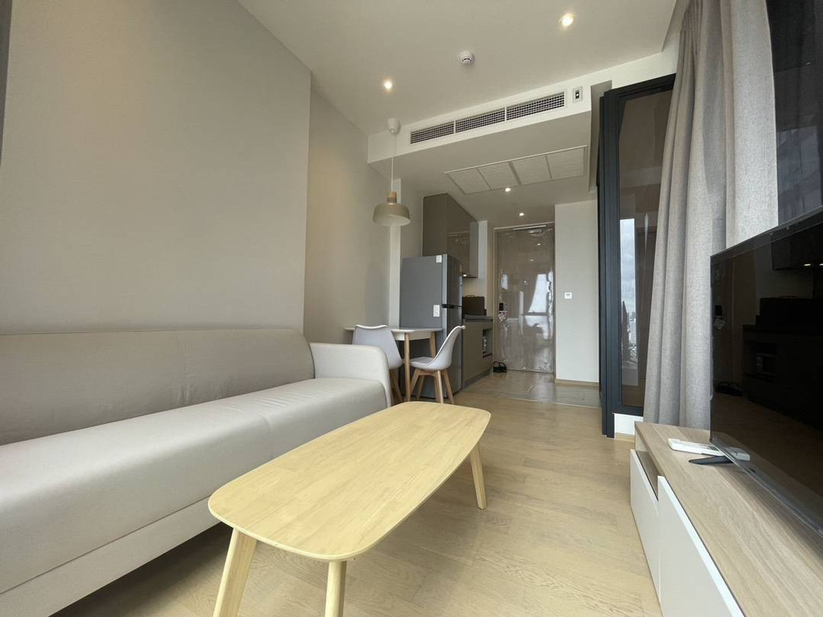 ให้เช่าคอนโดพระราม 9 เพชรบุรีตัดใหม่ RCA : Ashton Asoke-Rama 9 Condo for RENT  ** Ashton Asoke - Rama 9  ห้องกว้าง 35 ตรม. 1 นอน 1 น้ำ พร้อมอยู่@ 28,000 บาท โทรด่วน 096-2615656  ห้องกว้าง 35 ตรม. 1 นอน 1 น้ำ เฟอร์ครบ พร้อมอยู่    Location : Rama 9   Selling Price : 28,000 Baht  Condominium near MR