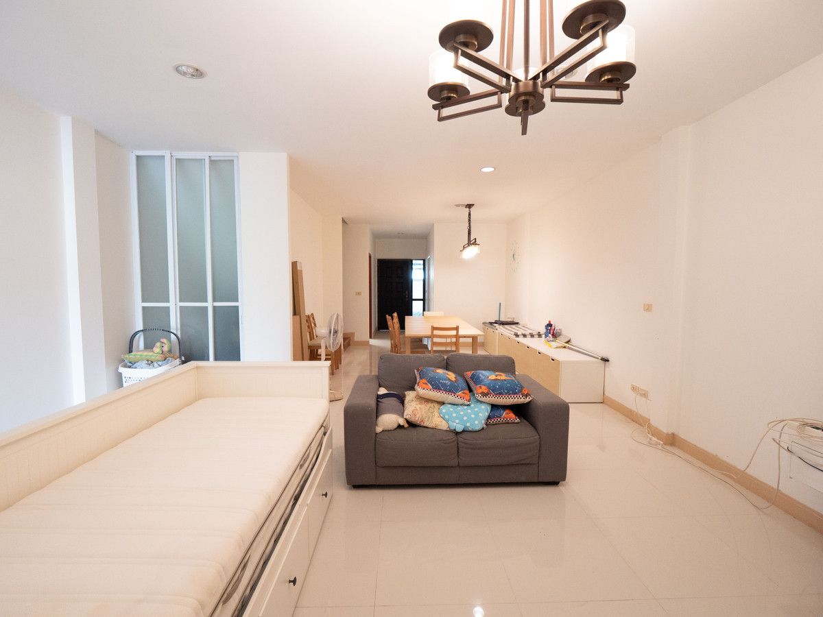 ขายทาวน์โฮมนครพนม : #ขายบ้านริมแม่น้ำโขง #เมืองนครพนม ทำเลดีมากๆ สวยสภาพดี 95% ขายถูก พร้อมอยู่ได้เลย 100 เมตร ถึงริมโขง  #ขายทาวน์เฮาส์ริมโขง 2 ชั้น ขนาด 34.9 ตรว. พื้นที่ใช้สอยรวม 200 ตรม. 2 นอน 2 น้ำ 1 ครัว 2 ที่จอดรถ 