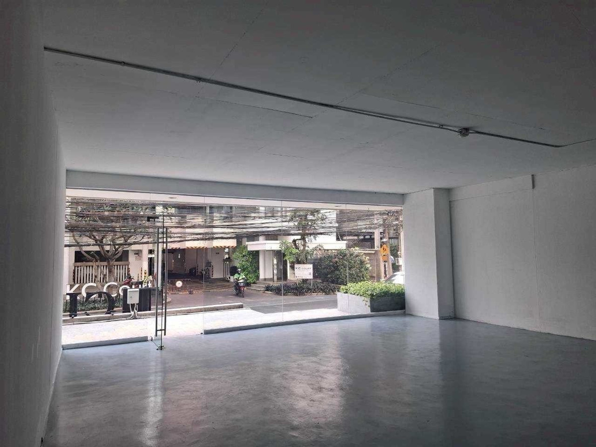 For RentRetail SpaceSukhumvit, Asoke, Thonglor : Space for rent for doing business, 80 square meters @ Thonglor Sukhumvit 55, Floor G, has parking.