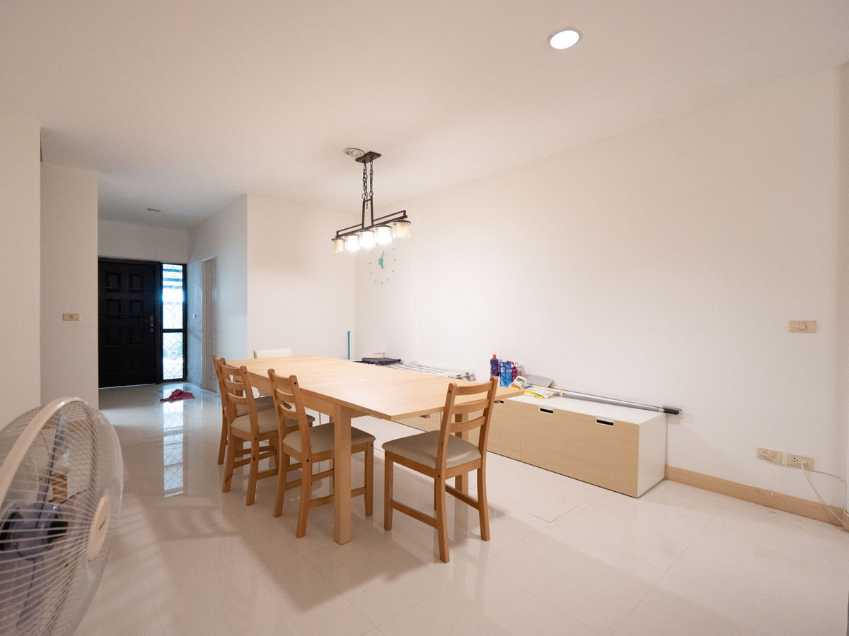 ขายทาวน์โฮมนครพนม : #ขายบ้านริมแม่น้ำโขง #เมืองนครพนม ทำเลดีมากๆ สวยสภาพดี 95% ขายถูก พร้อมอยู่ได้เลย 100 เมตร ถึงริมโขง  #ขายทาวน์เฮาส์ริมโขง 2 ชั้น ขนาด 34.9 ตรว. พื้นที่ใช้สอยรวม 200 ตรม. 2 นอน 2 น้ำ 1 ครัว 2 ที่จอดรถ 