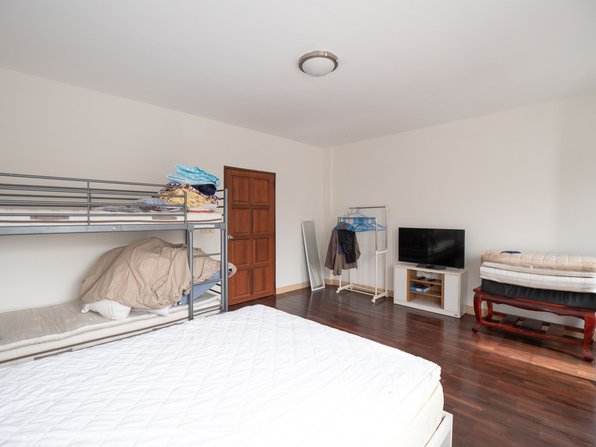 ขายทาวน์โฮมนครพนม : #ขายบ้านริมแม่น้ำโขง #เมืองนครพนม ทำเลดีมากๆ สวยสภาพดี 95% ขายถูก พร้อมอยู่ได้เลย 100 เมตร ถึงริมโขง  #ขายทาวน์เฮาส์ริมโขง 2 ชั้น ขนาด 34.9 ตรว. พื้นที่ใช้สอยรวม 200 ตรม. 2 นอน 2 น้ำ 1 ครัว 2 ที่จอดรถ 