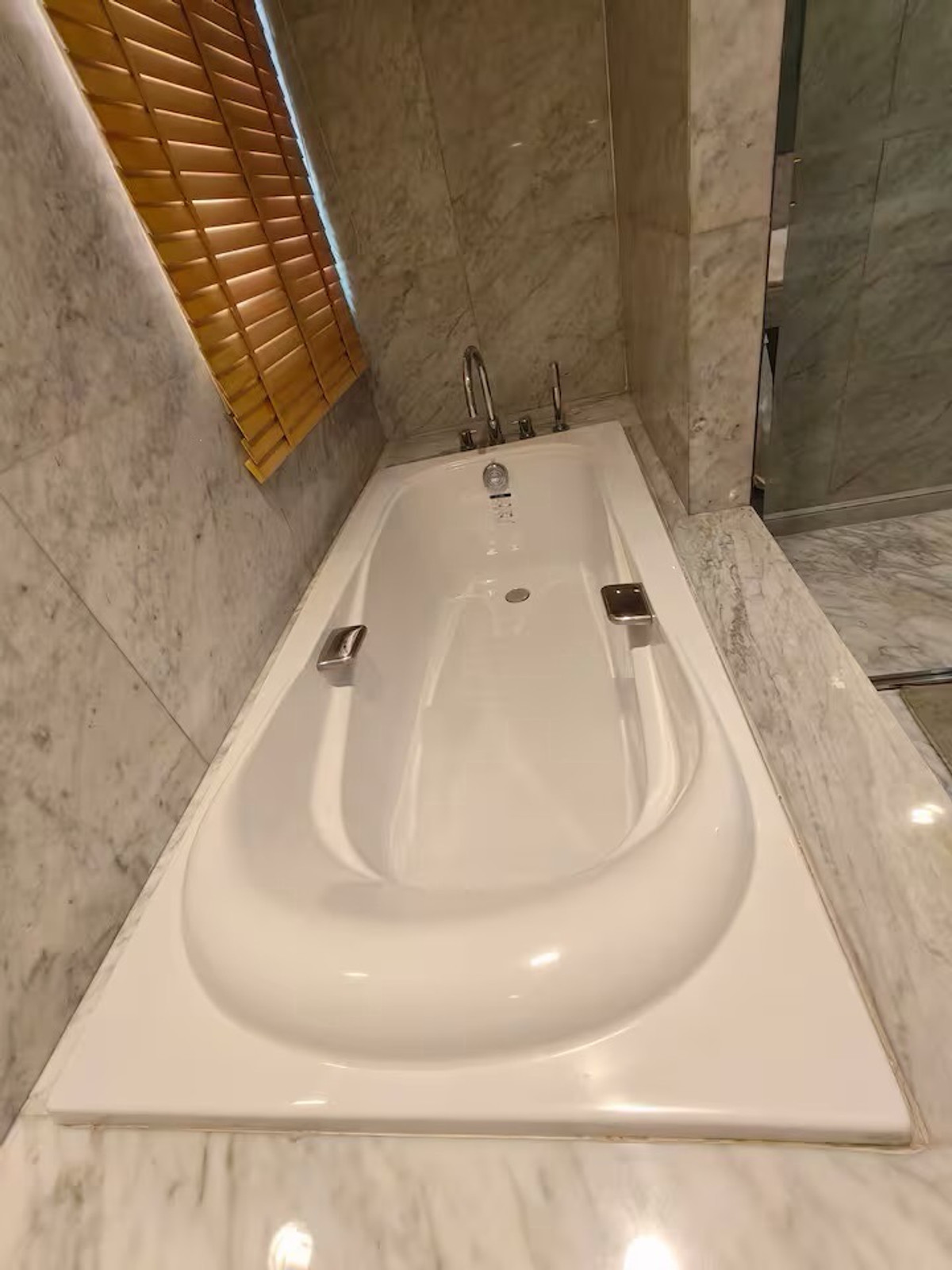 ให้เช่าบ้านสุขุมวิท อโศก ทองหล่อ : บ้านหรูให้เช่า ใกล้ BTS พร้อมพงษ์ 4 ห้องนอน พร้อมสระว่ายน้ำและลิฟต์ส่วนตัว
