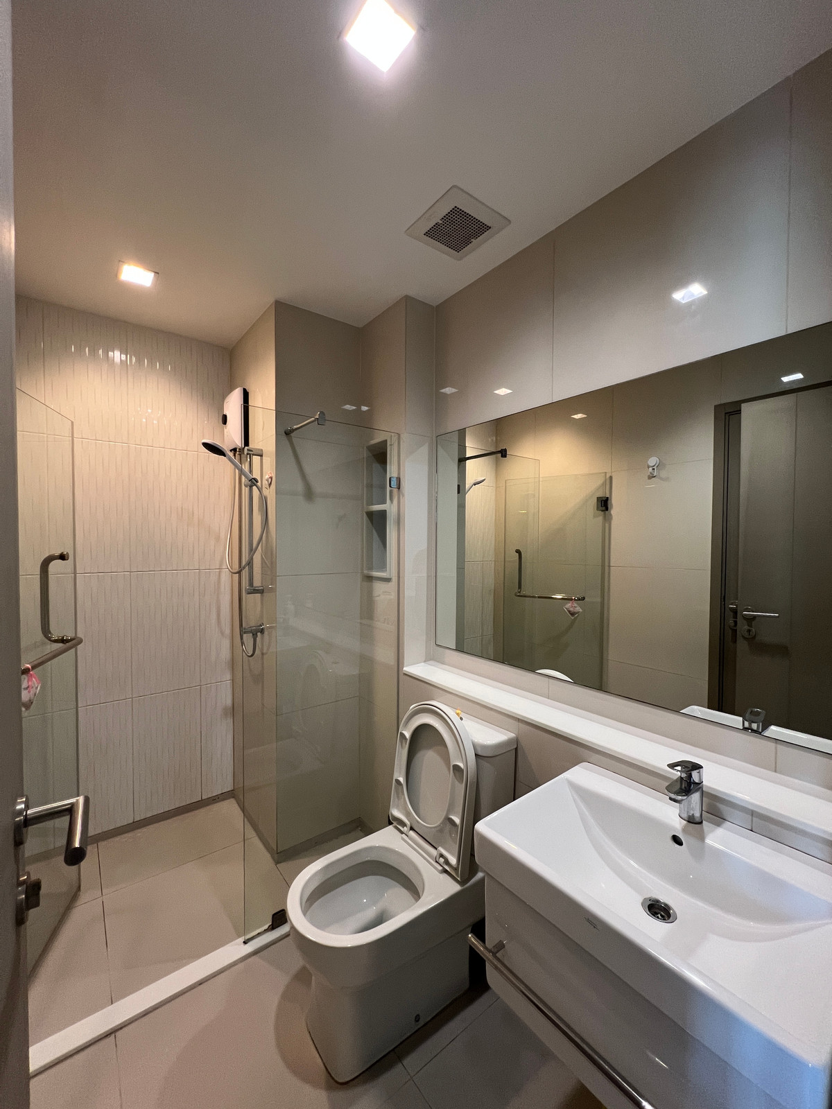 For RentCondoRama9, Petchburi, RCA : Spacious 1BR at Life Asoke-Rama 9 | 35sqm | Floor 20 | 300m to MRT | 20,500 THB