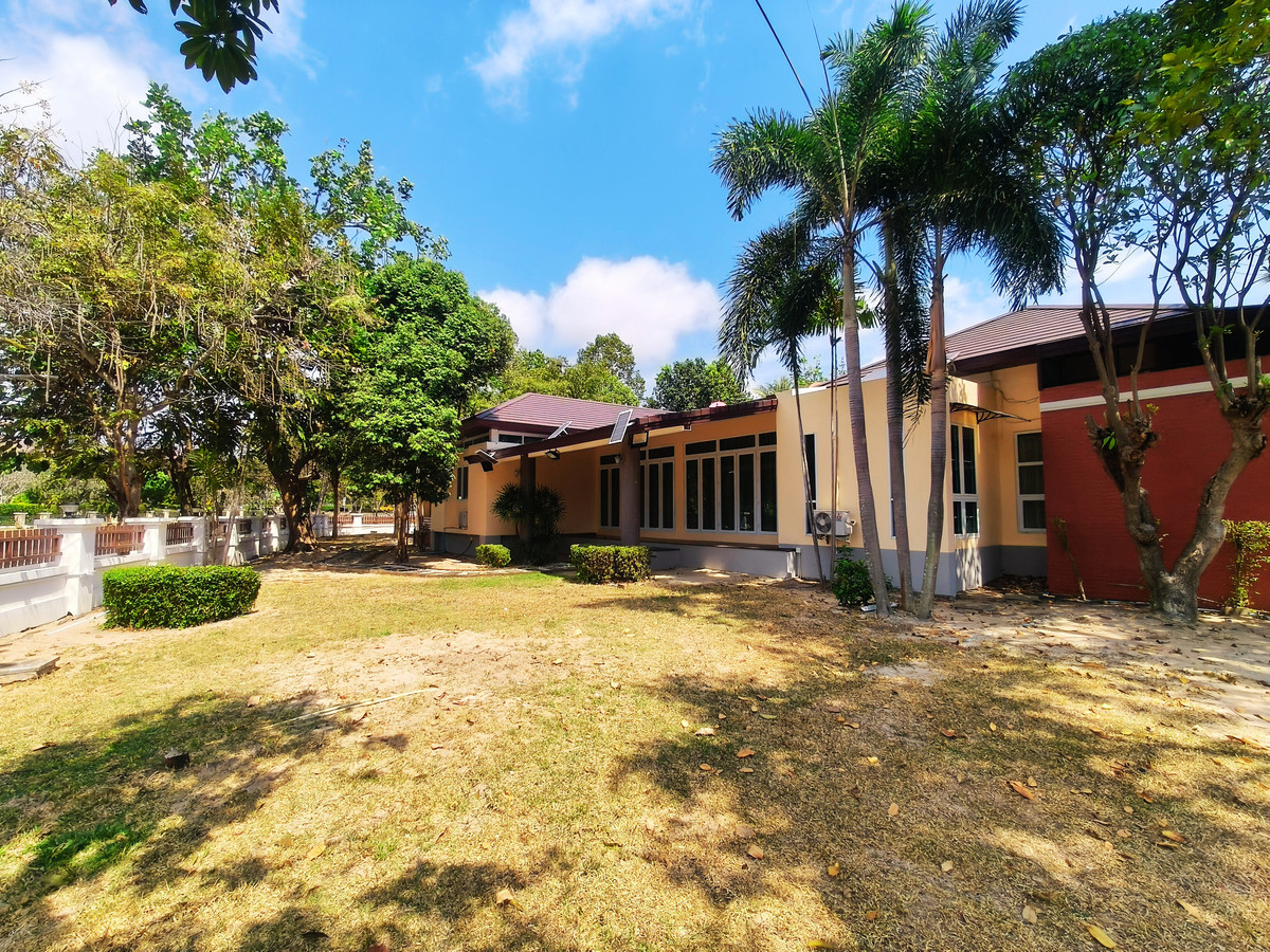 ขายบ้านระยอง : ⛳️ ขายบ้านหรูสไตล์รีสอร์ท ติดสนามกอล์ฟ Eastern Star ระยอง บนที่ดินผืนใหญ่ 880 ตร.ว. ชีวิตพักผ่อนระดับ Exclusive ที่คุณครอบครองได้