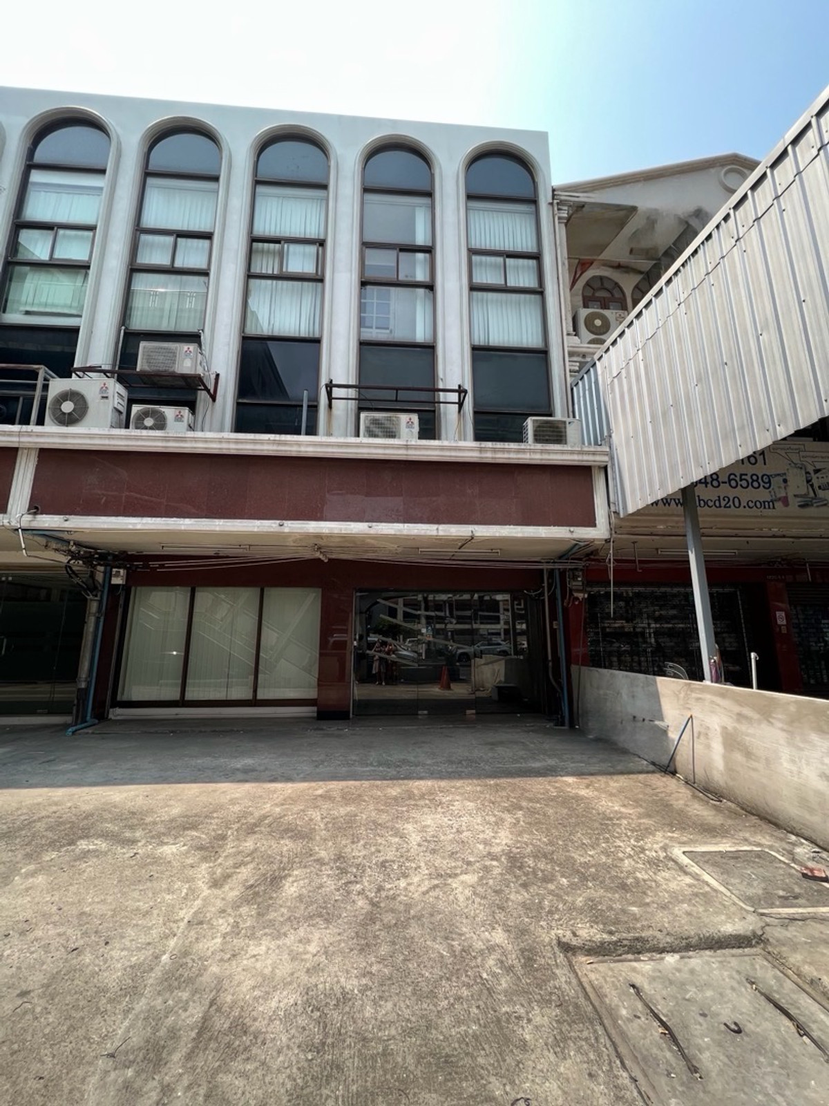 For RentShop HouseAri,Anusaowaree : Commercial Building for Rent on Phaholyothin Road near BTS Sanam Pao 3 Floors 2 Connected Units 330 sq.m with Parking