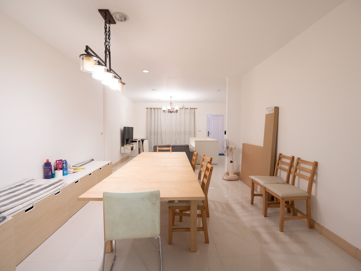 ขายทาวน์โฮมนครพนม : #ขายบ้านริมแม่น้ำโขง #เมืองนครพนม ทำเลดีมากๆ สวยสภาพดี 95% ขายถูก พร้อมอยู่ได้เลย 100 เมตร ถึงริมโขง  #ขายทาวน์เฮาส์ริมโขง 2 ชั้น ขนาด 34.9 ตรว. พื้นที่ใช้สอยรวม 200 ตรม. 2 นอน 2 น้ำ 1 ครัว 2 ที่จอดรถ 