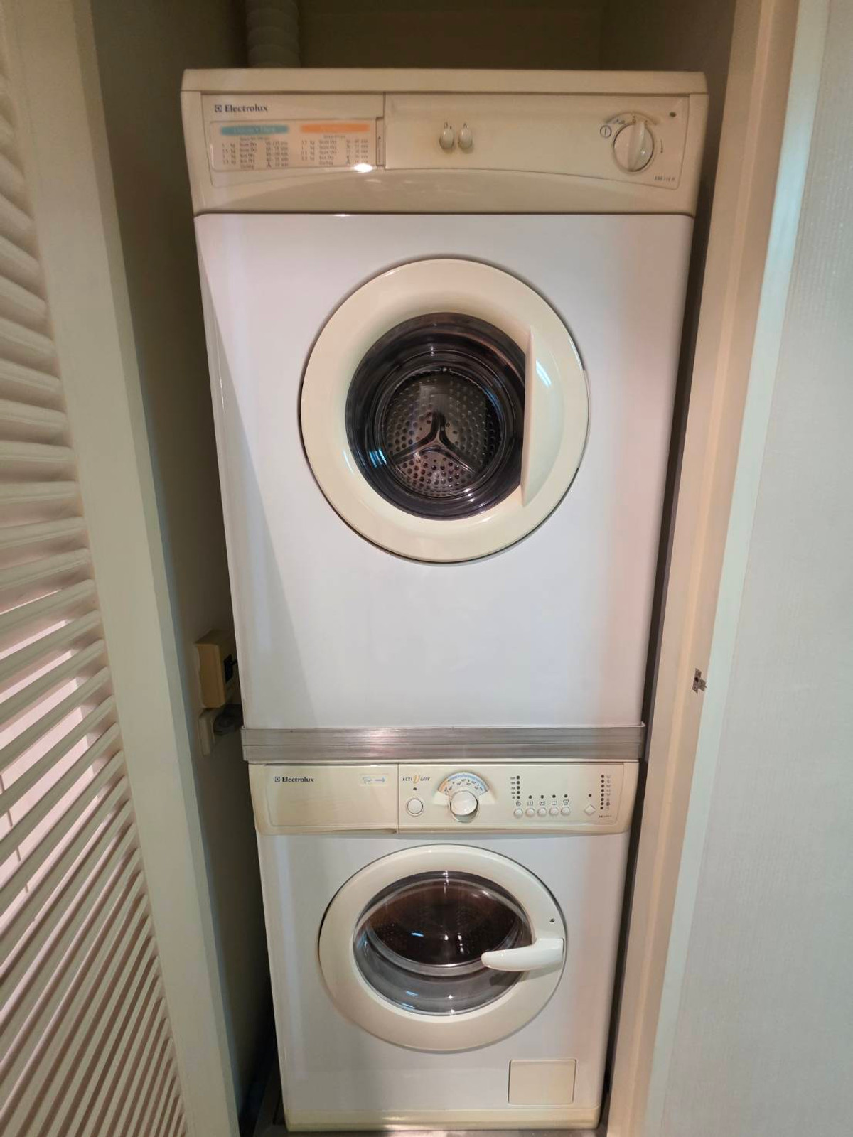 For SaleCondoWitthayu, Chidlom, Langsuan, Ploenchit : Langsuan Ville: 1+1 bed 1bath 97.05sqm. 17,000,000 transfer fee 50/50 Am: 0656199198