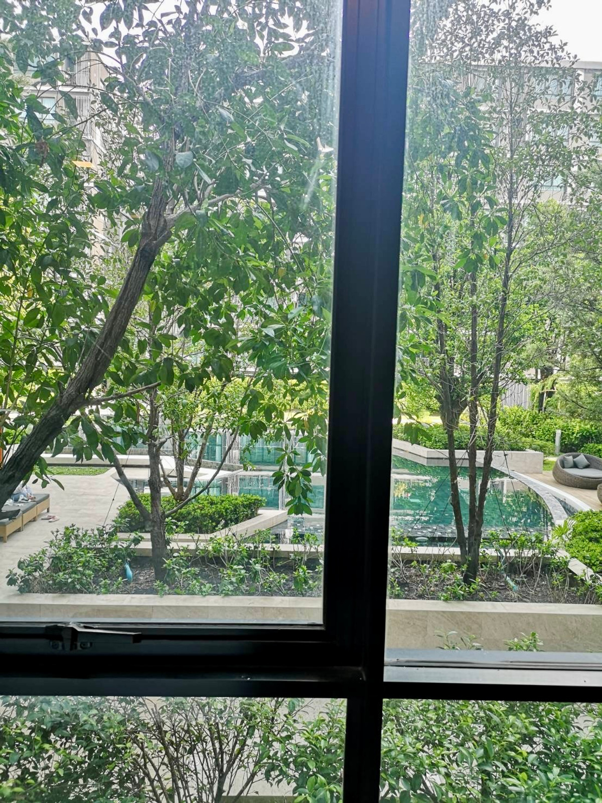 ให้เช่าคอนโดโชคชัย4 ลาดพร้าว71 : Atmoz ลาดพร้าว 71 อาคาร B 34.75 ตร.ม. ชั้น 2 ติดสระ ครัวแยก วิวสวน เฟอร์ครบ 13,000/ด.