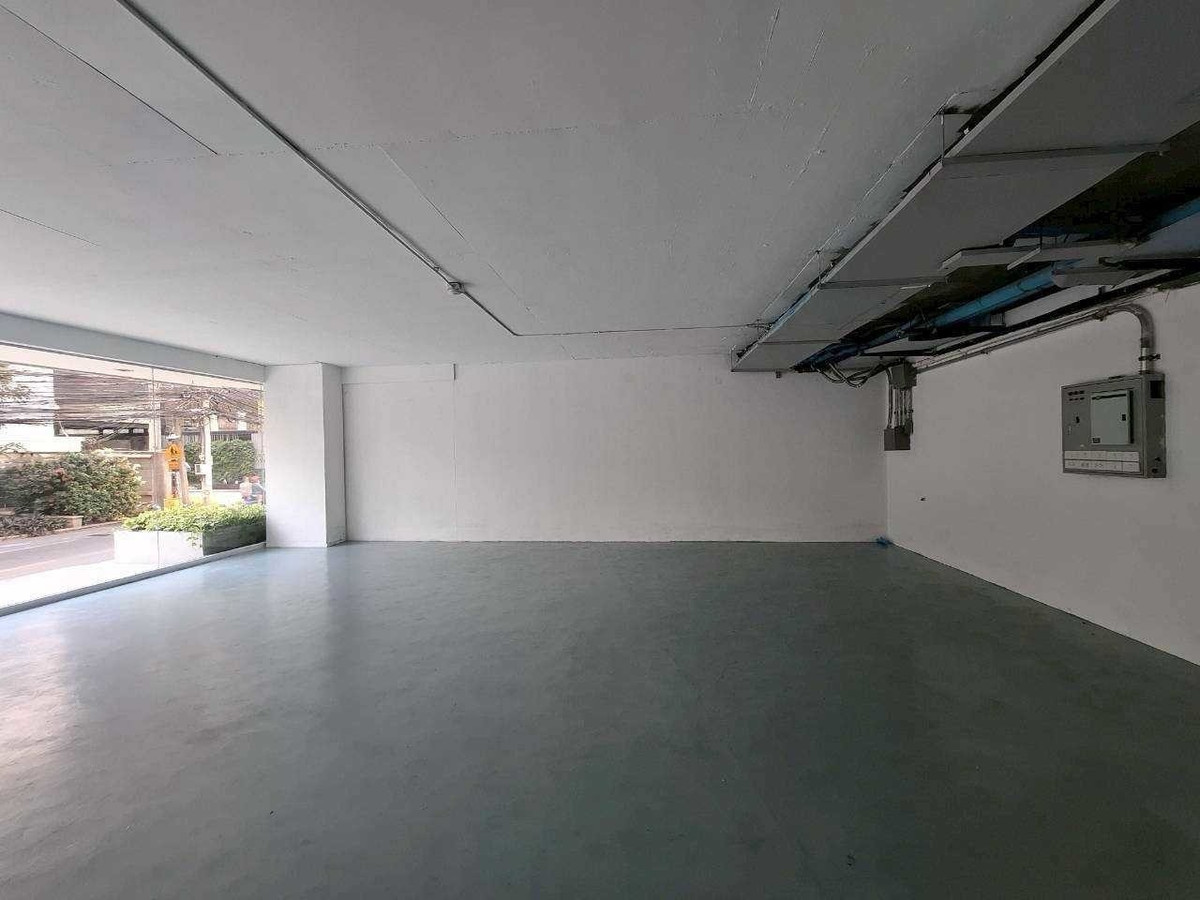 For RentRetail SpaceSukhumvit, Asoke, Thonglor : Space for rent for doing business, 80 square meters @ Thonglor Sukhumvit 55, Floor G, has parking.