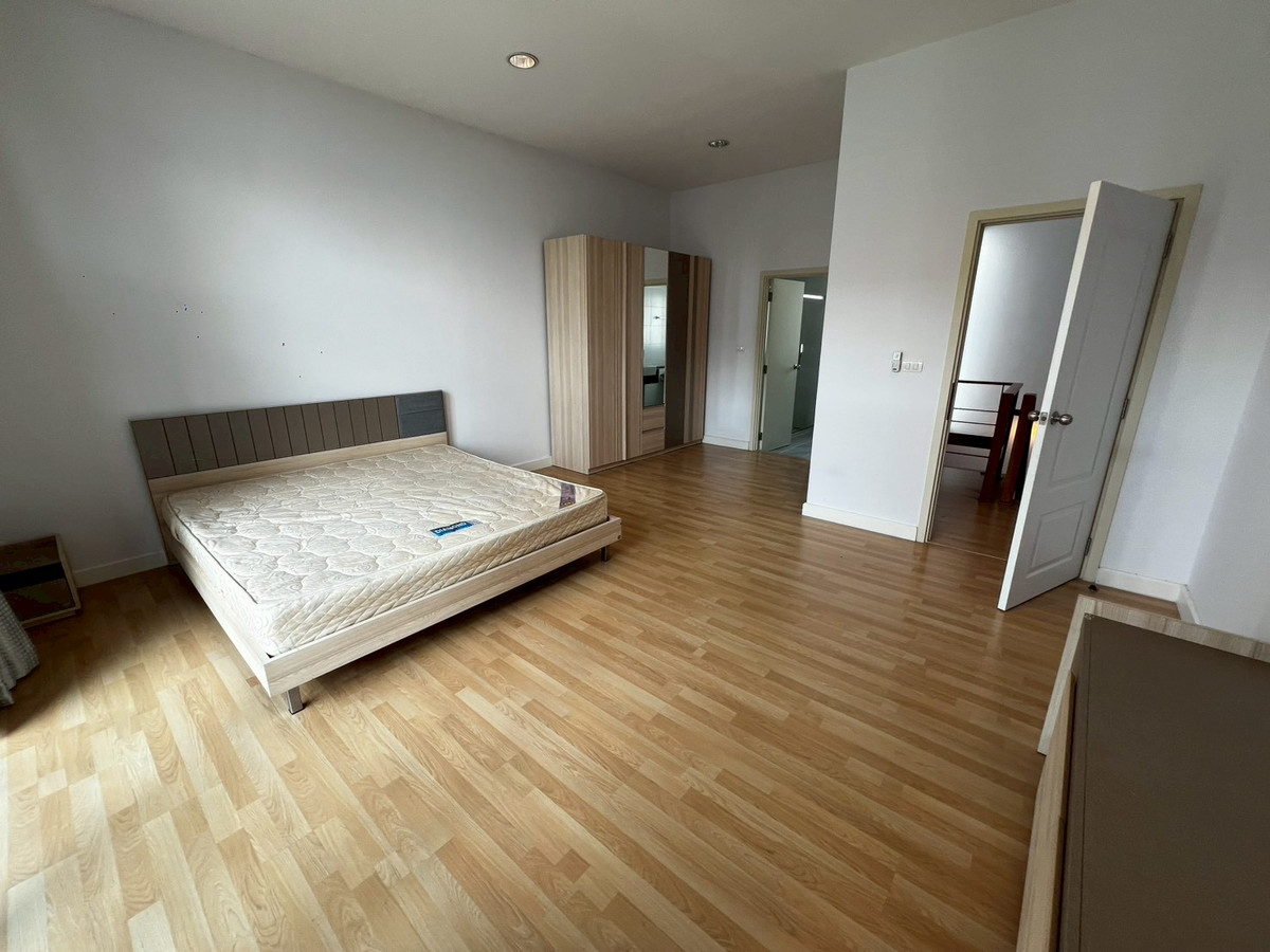 ให้เช่าบ้านบางซื่อ วงศ์สว่าง เตาปูน : ทาวน์โฮม 3ชั้น สภาพดี เฟอร์นิเจอร์ครบ ถนนกรุงเทพ-นนท์ 3 ห้องนอน 3 ห้องน้ำ