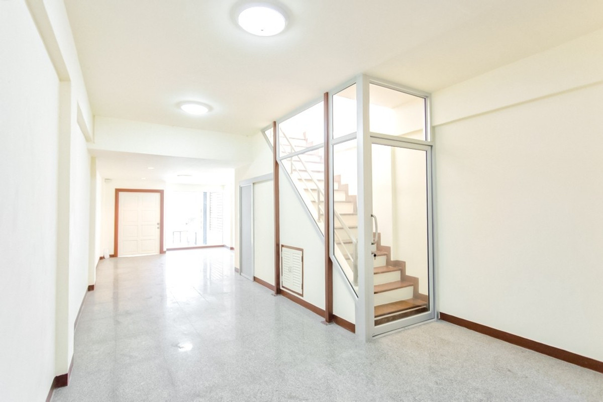 ขายทาวน์โฮมรามคำแหง หัวหมาก : ทาวน์โฮม 4 ชั้น ย่านทาวน์อินทาวน์ ใกล้โรงเรียนนานาชาติ เชื่อมต่อเส้นเลียบทางด่วนได้ทันที พร้อมเดินทางไปเอกมัย-ทองหล่อ🚘