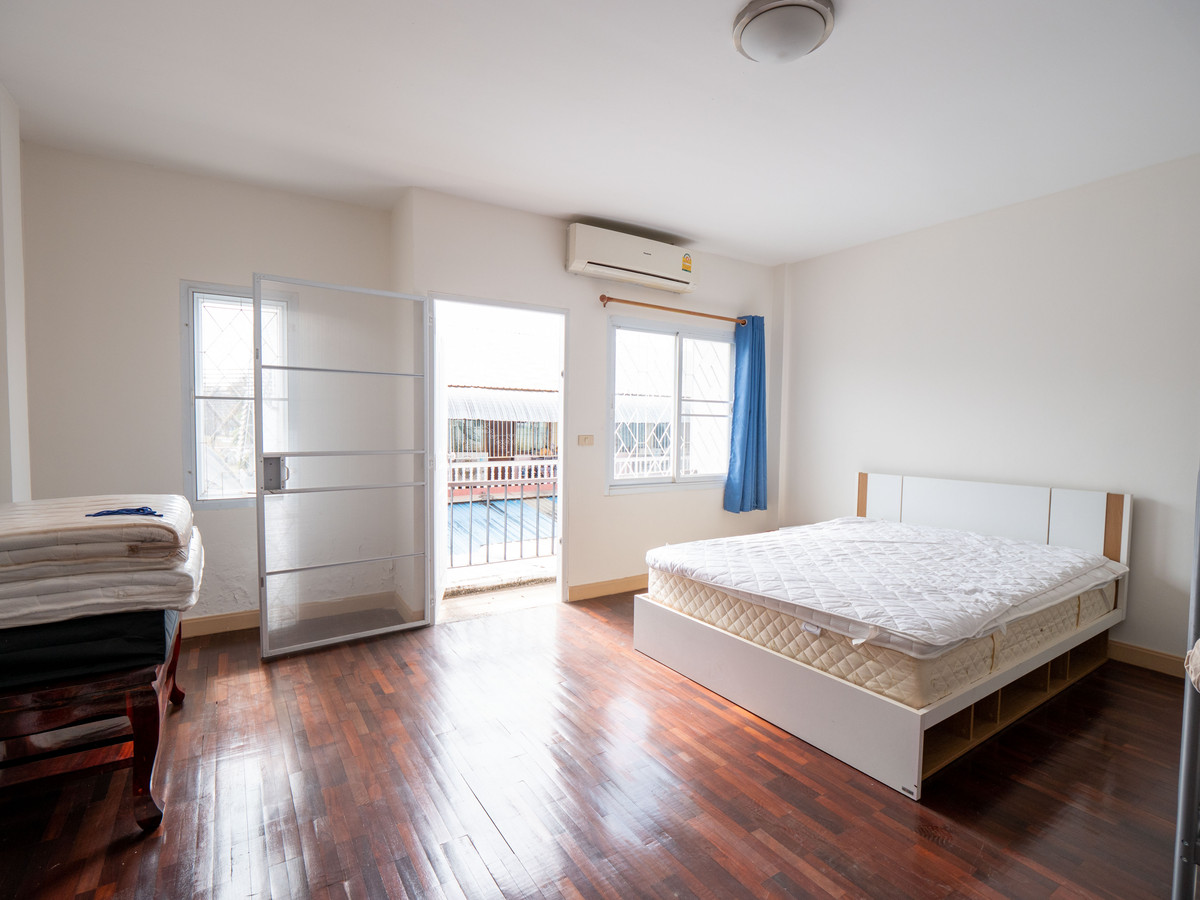 ขายทาวน์โฮมนครพนม : #ขายบ้านริมแม่น้ำโขง #เมืองนครพนม ทำเลดีมากๆ สวยสภาพดี 95% ขายถูก พร้อมอยู่ได้เลย 100 เมตร ถึงริมโขง  #ขายทาวน์เฮาส์ริมโขง 2 ชั้น ขนาด 34.9 ตรว. พื้นที่ใช้สอยรวม 200 ตรม. 2 นอน 2 น้ำ 1 ครัว 2 ที่จอดรถ 