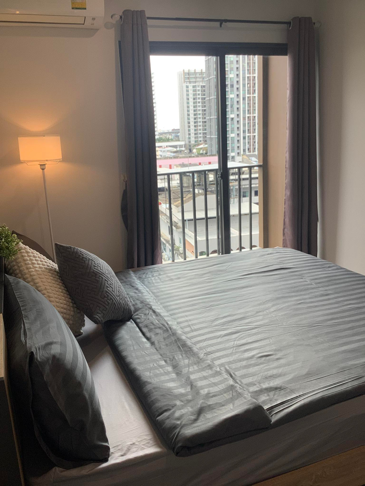 ให้เช่าคอนโดปิ่นเกล้า จรัญสนิทวงศ์ : 💻 ให้เช่า 1 Bed Plus มีห้องทำงานแยก 🏊 วิวสระน้ำสวยมาก ✨ @The Parkland จรัญ-ปิ่นเกล้า