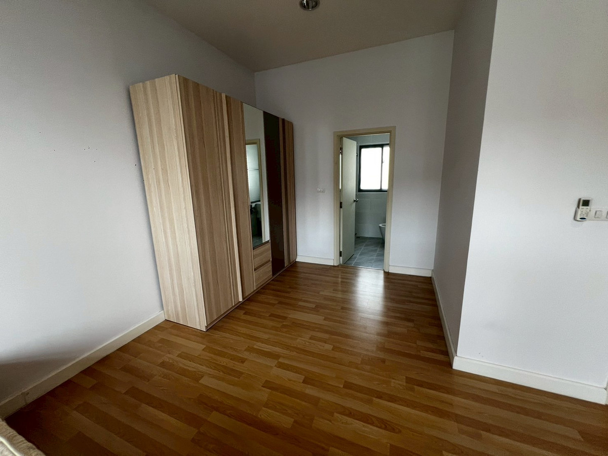 ให้เช่าบ้านบางซื่อ วงศ์สว่าง เตาปูน : ทาวน์โฮม 3ชั้น สภาพดี เฟอร์นิเจอร์ครบ ถนนกรุงเทพ-นนท์ 3 ห้องนอน 3 ห้องน้ำ