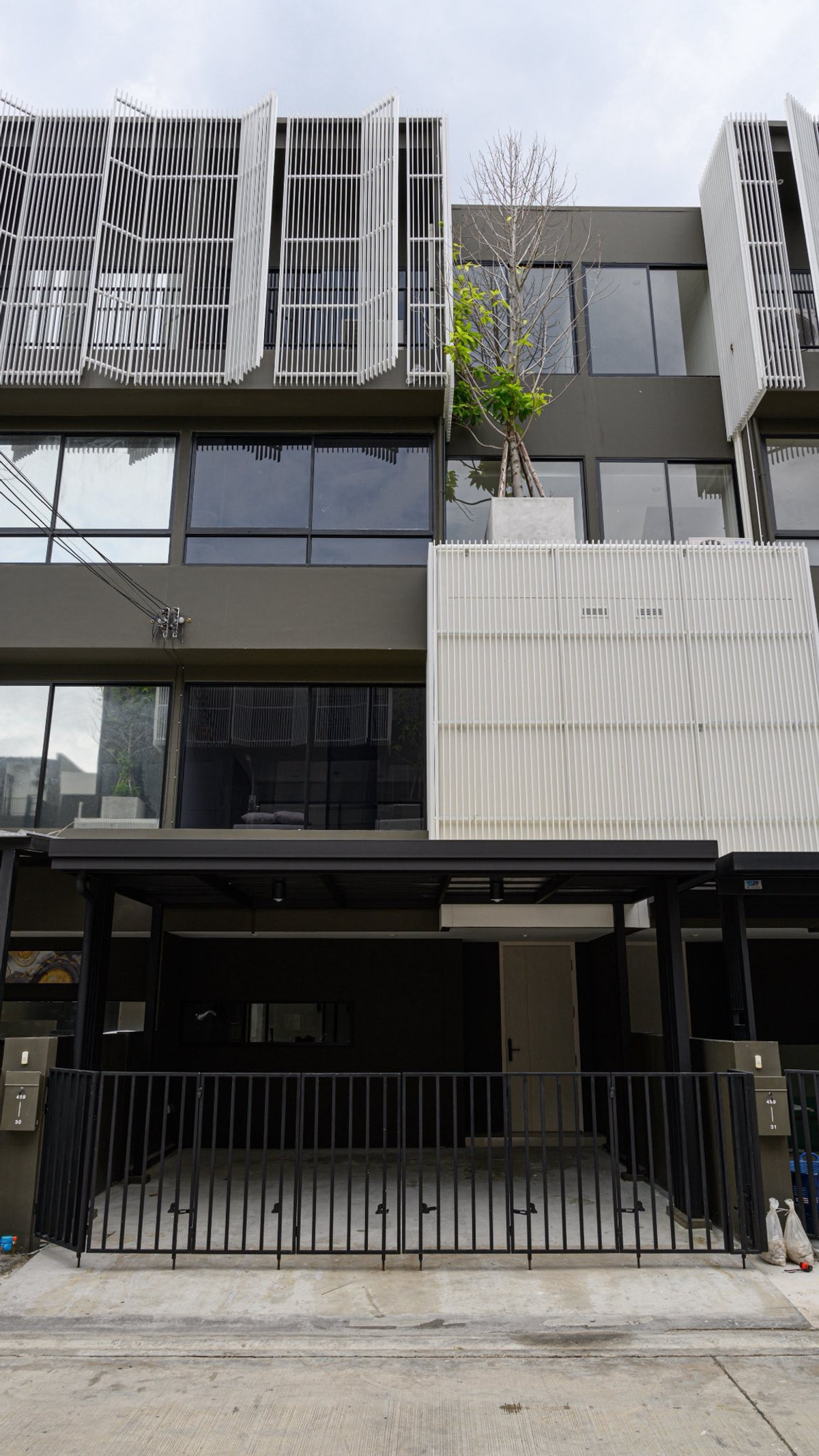 ให้เช่าทาวน์โฮมราษฎร์บูรณะ สุขสวัสดิ์ : ให้เช่าทาวน์โฮม 3 ชั้น โครงการ  NUE Hybe Suksawat พระราม3-สาทร แอร์เฟอร์ครบ มี3ห้องนอน3ห้องน้ำ ราคาเช่าเดือนละ45,000บาท