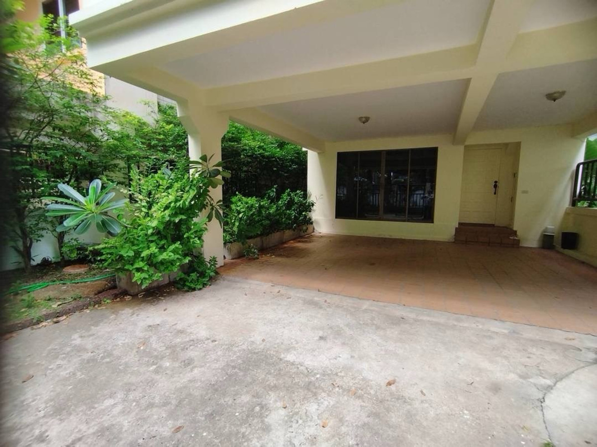 For RentHouseSukhumvit, Asoke, Thonglor : 4-Storey Detached House for Rent Prime Phrom Phong Location