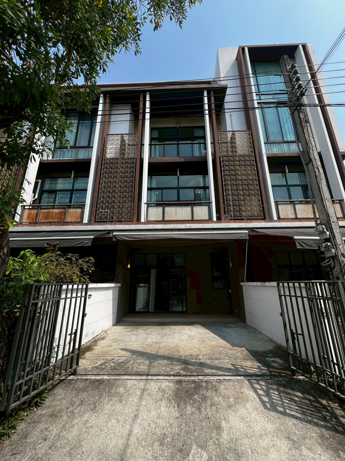 ให้เช่าบ้านบางซื่อ วงศ์สว่าง เตาปูน : ทาวน์โฮม 3ชั้น สภาพดี เฟอร์นิเจอร์ครบ ถนนกรุงเทพ-นนท์ 3 ห้องนอน 3 ห้องน้ำ