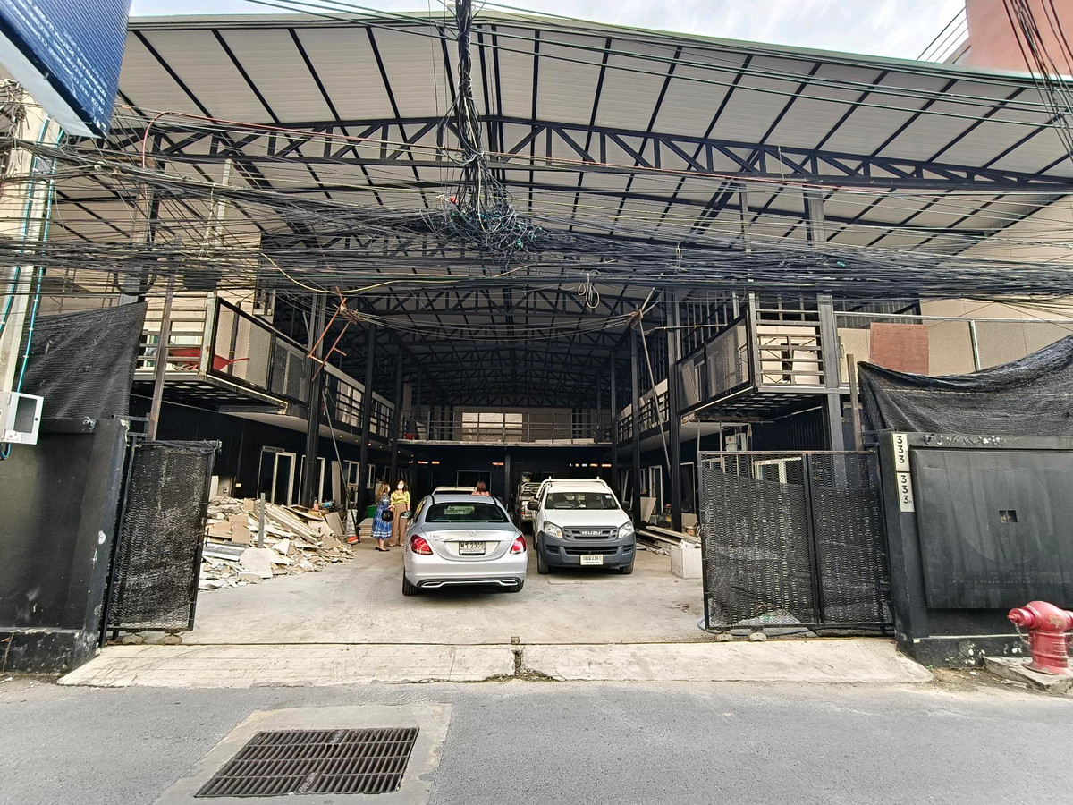 For RentHome OfficeRatchadapisek, Huaikwang, Suttisan : 🔥 Rare Location for rent, Ratchada Ton – large area 1,500 sq m., near MRT Huai Khwang only 450 meters 🔥