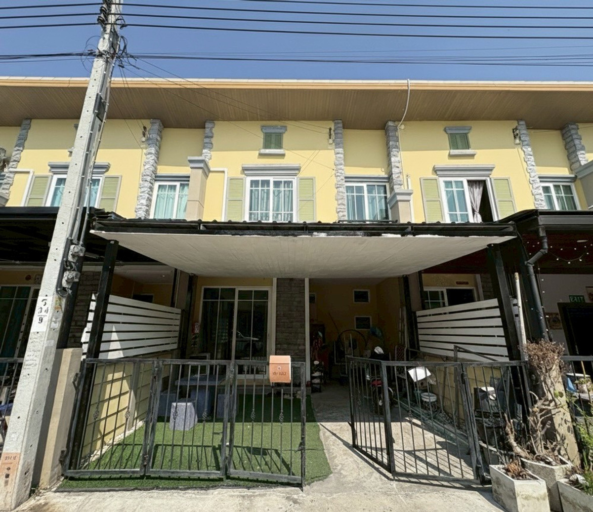 ขายทาวน์โฮมราษฎร์บูรณะ สุขสวัสดิ์ : ติดต่อมาตอนนี้มีข้อเสนอพิเศษให้!! ขายทาวน์โฮมพร้อมเฟอร์ โครงการ โกลเด้น ทาวน์ 3 สุขสวัสดิ์-พุทธบูชา  ทำเลดี บรรยากาศเงียบสงบ ต่อเติมครัวแล้ว ไม่มีรอยทรุด ขนาด 19.2 ตารางวา!