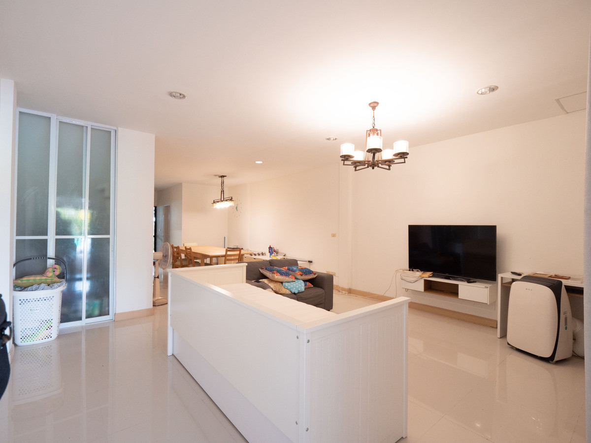 ขายทาวน์โฮมนครพนม : #ขายบ้านริมแม่น้ำโขง #เมืองนครพนม ทำเลดีมากๆ สวยสภาพดี 95% ขายถูก พร้อมอยู่ได้เลย 100 เมตร ถึงริมโขง  #ขายทาวน์เฮาส์ริมโขง 2 ชั้น ขนาด 34.9 ตรว. พื้นที่ใช้สอยรวม 200 ตรม. 2 นอน 2 น้ำ 1 ครัว 2 ที่จอดรถ 