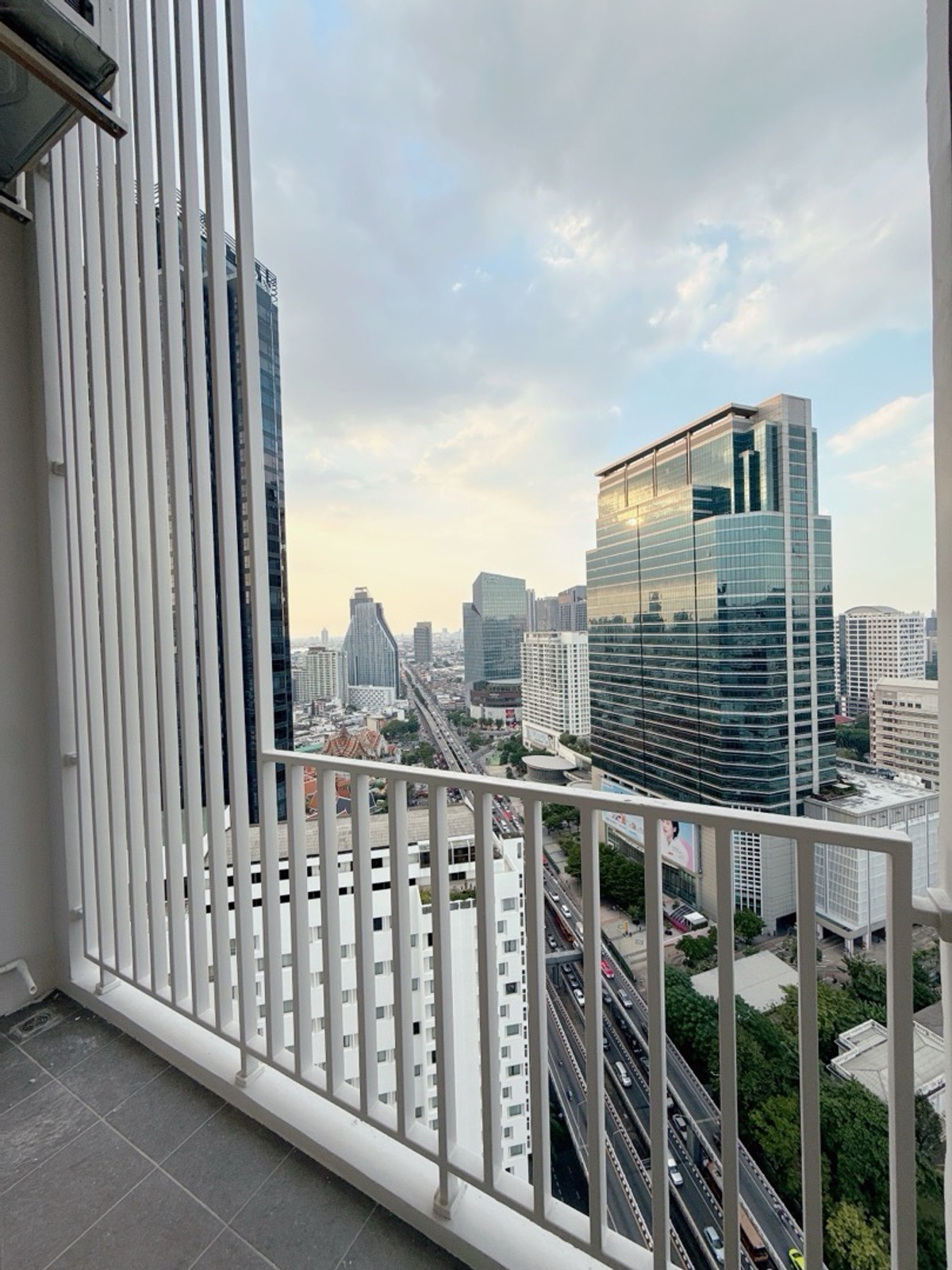 ขายคอนโดสยาม จุฬา สามย่าน : 𝐂𝐇𝐔𝐋𝐀 𝐂𝐇𝐔𝐋𝐀 ห้องใหม่ พร้อมอยู่ เจ้าของขายเอง ชั้นสูง 𝟐𝟑 วิวโล้ง ตำแหน่ง 25 ไม่บลอค พร้อมนัดดูห้องได้ตลอด 