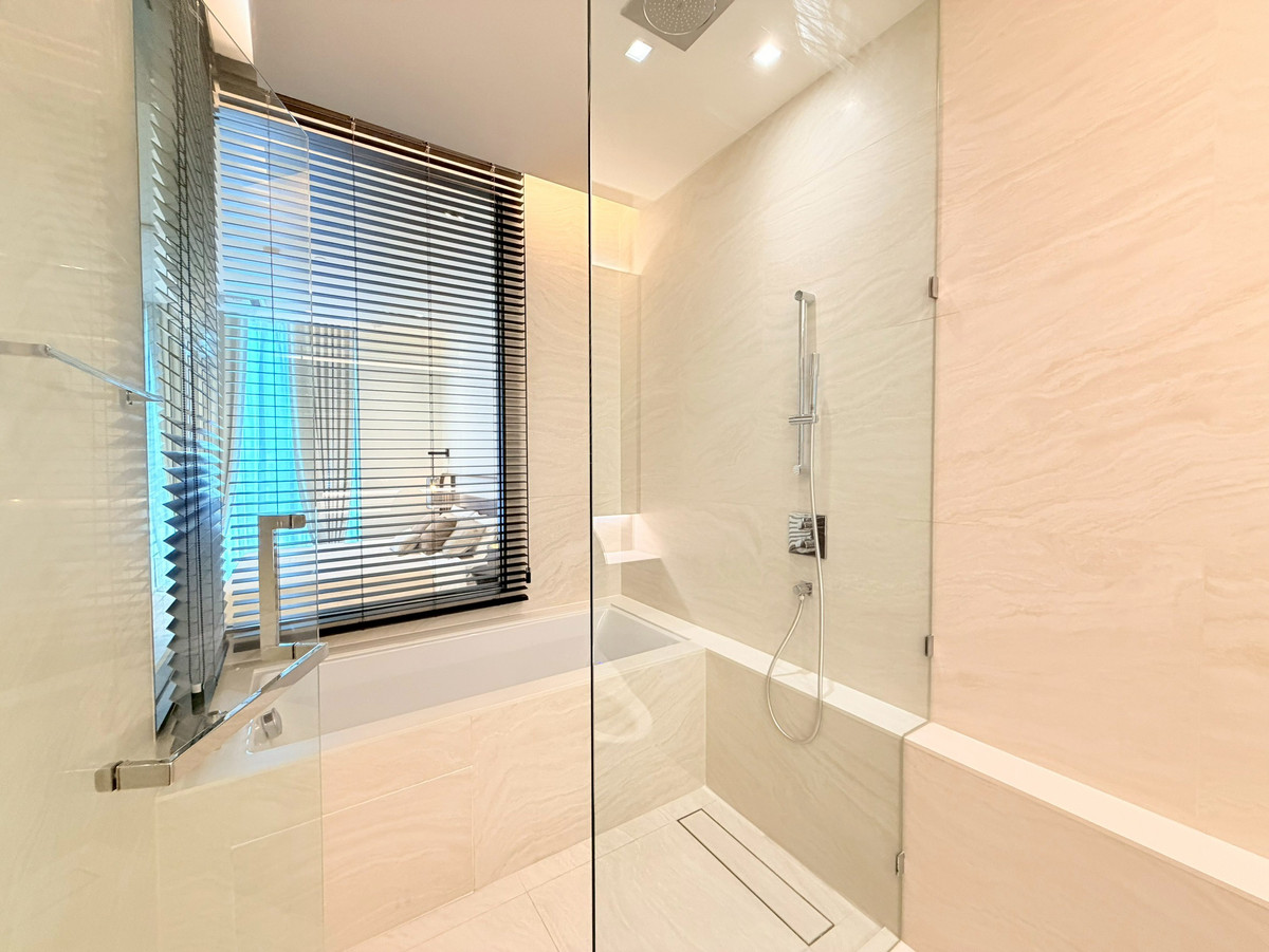 For SaleCondoSukhumvit, Asoke, Thonglor : Special price 35M🔥For Sale!! Condo 70m from BTS Thonglor | The Strand Thonglor | 2 spacious bedrooms ✨ automatic curtains Fully decorated and ready to move in