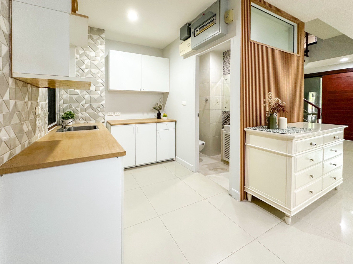 For SaleTownhomeSathorn, Narathiwat : 🏡 พื้นที่ใหญ่สะใจ 200 ตร.ม.! Townhome in Sathorn-Narathiwat location (fully furnished, ready to move in) | For sale Thanapat House ✨ 3 bedrooms, 4 bathrooms | Near Central Rama 3 & expressway