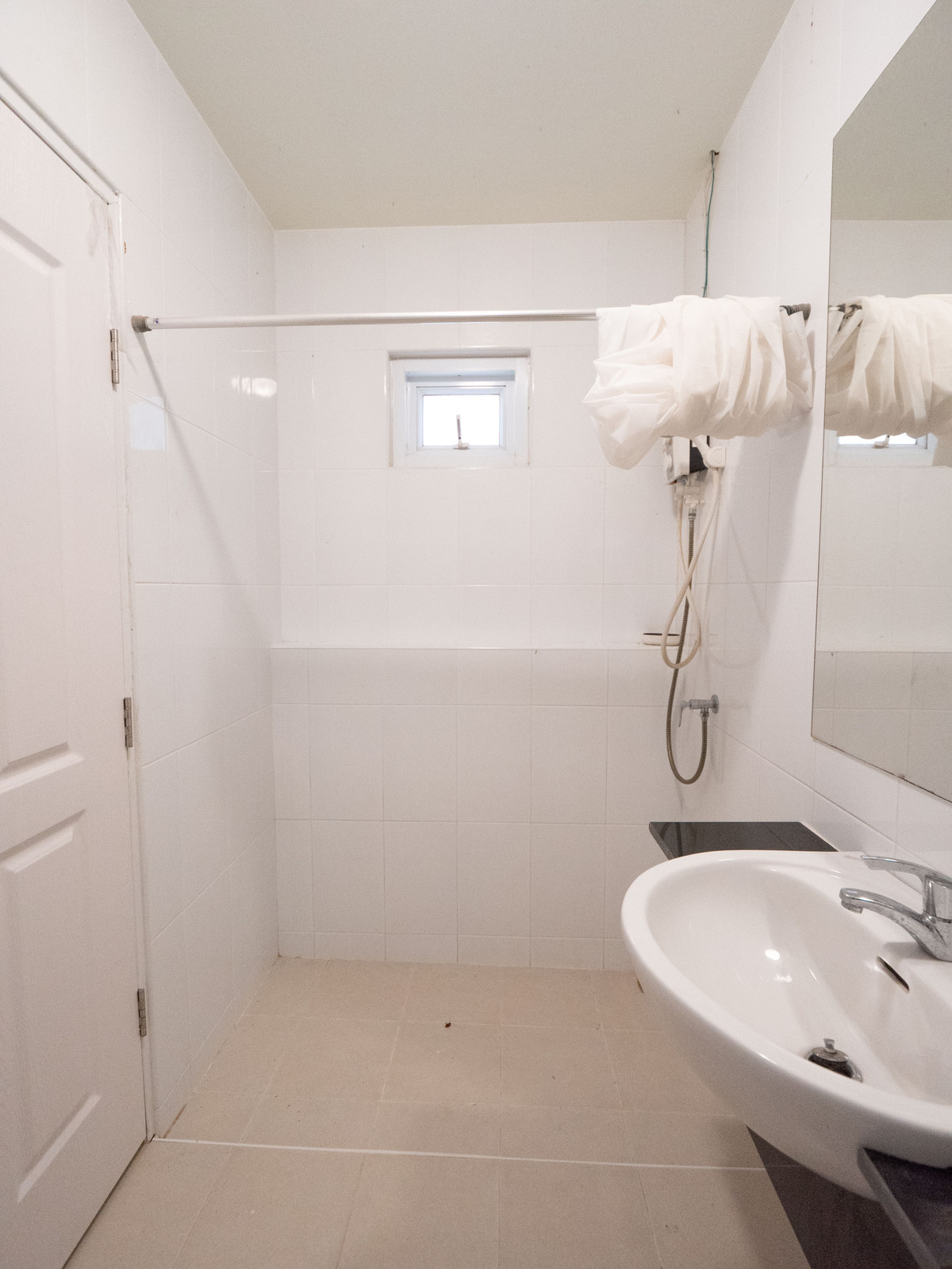 ขายทาวน์โฮมนครพนม : #ขายบ้านริมแม่น้ำโขง #เมืองนครพนม ทำเลดีมากๆ สวยสภาพดี 95% ขายถูก พร้อมอยู่ได้เลย 100 เมตร ถึงริมโขง  #ขายทาวน์เฮาส์ริมโขง 2 ชั้น ขนาด 34.9 ตรว. พื้นที่ใช้สอยรวม 200 ตรม. 2 นอน 2 น้ำ 1 ครัว 2 ที่จอดรถ 