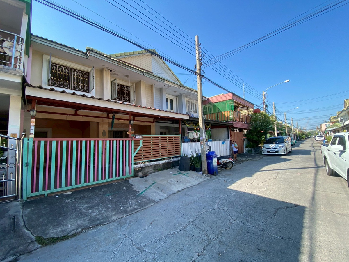 For SaleTownhomeSamut Prakan,Samrong : Townhouse for sale, Pruksa 15 Village, Phraeksa, area 18 sq m, good location, complete extension.